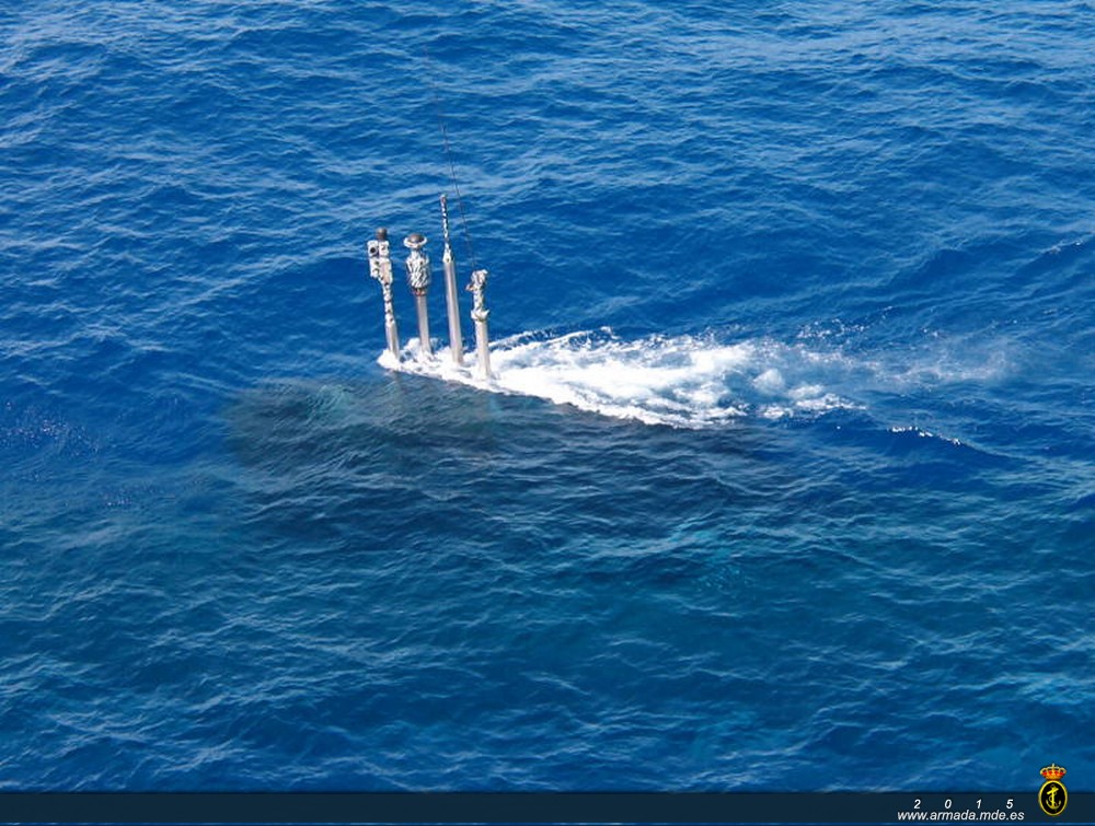 Mástiles del submarino "Tramontana".El de más a la izquierda es el periscopio de observación
y en la parte superior izquierda del mástil se aprecia un visor adosado
